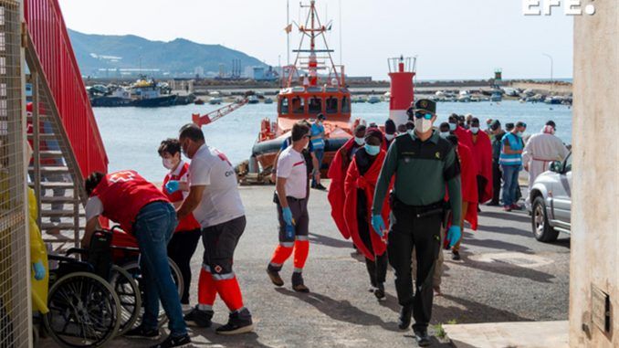 Efectivos del Servicio Marítimo de la Guardia Civil y de Salvamento Marítimo han trasladado este domingo al puerto de Motril a 46 varones, entre los que podría haber dos menores, que navegaban en dos pateras en el mar de Alborán. EFE/Alba Feixas
