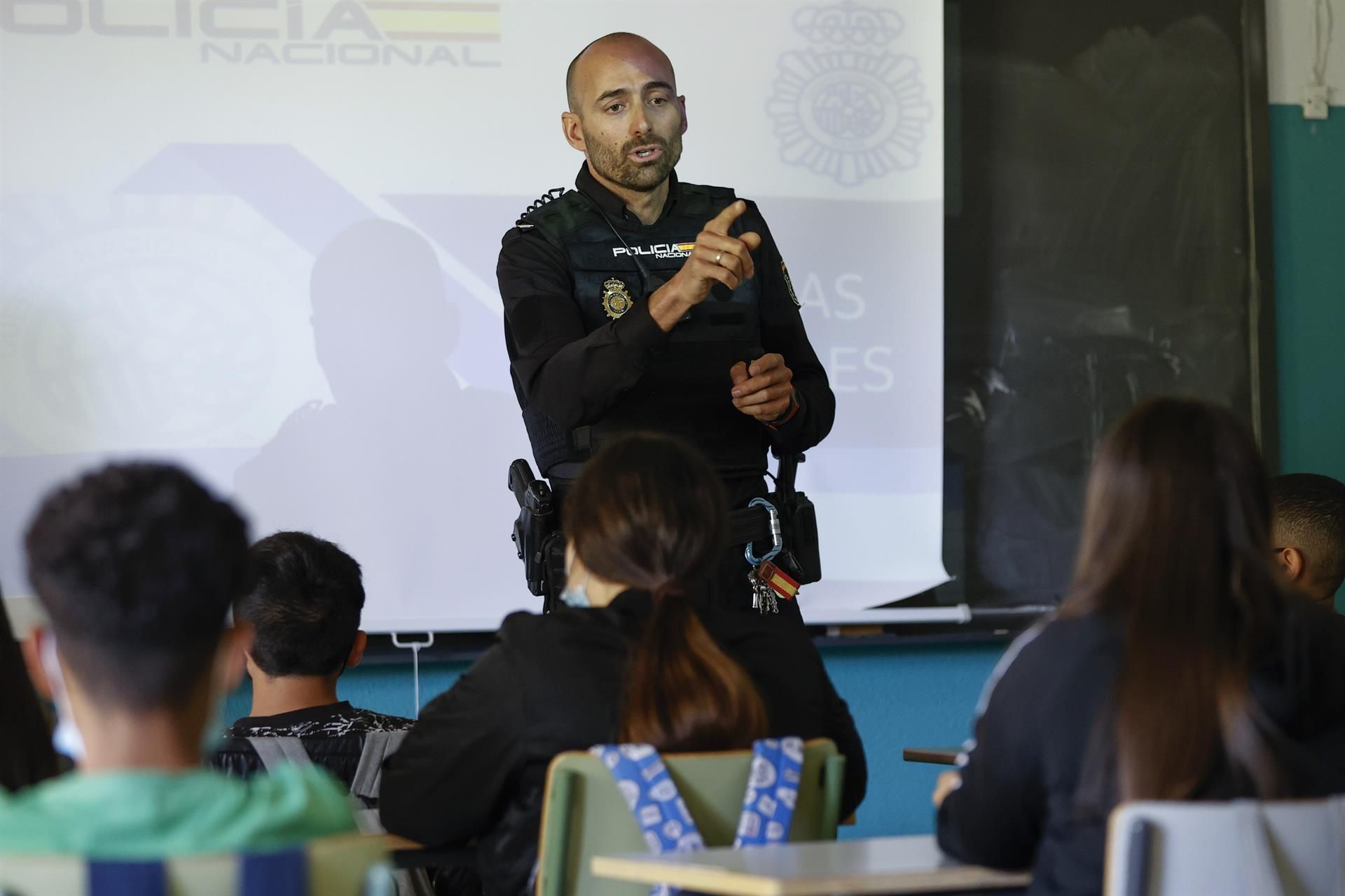 Charla de policías nacionales sobre bandas en un Instituto madrileño. La edad de acceso a las bandas juveniles se ha situado en los 12 años. Los mayores intentan pescar a los chavales recién llegados al instituto a los que ofrecen popularidad, supuesta protección y dinero. Y al instituto acuden también agentes de la Policía para decirles que las bandas "no son un juego". EFE/Chema Moya
