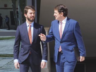 El presidente de la Junta, Alfonso Fernández Mañueco (d), junto al vicepresidente de la Junta, Juan García-Gallardo (Vox), a su llegada a la rueda de prensa ofrecida tras una reunión del Consejo de Gobierno. EFE/R. García