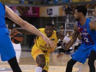 LAS PALMAS DE GRAN CANARIA, 29/05/2022.- El escolta canadiense del Gran Canaria, Dylan Ennis (i), con el balón ante el alero estadounidense del Barça, Cory Higgins, durante el segundo encuentro de los cuartos de final de la Liga Endesa disputado hoy domingo en el Gran Canaria Arena. EFE / Quique Curbelo.