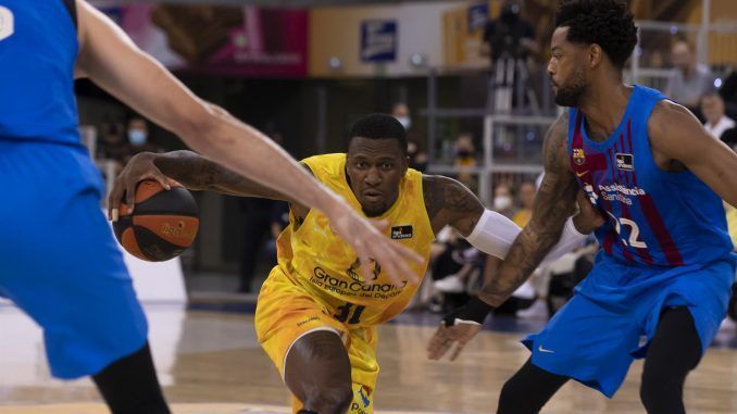 LAS PALMAS DE GRAN CANARIA, 29/05/2022.- El escolta canadiense del Gran Canaria, Dylan Ennis (i), con el balón ante el alero estadounidense del Barça, Cory Higgins, durante el segundo encuentro de los cuartos de final de la Liga Endesa disputado hoy domingo en el Gran Canaria Arena. EFE / Quique Curbelo.
