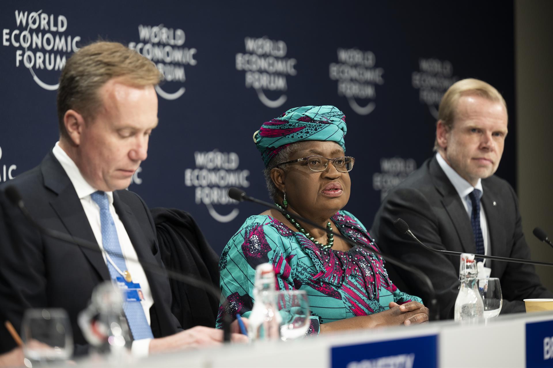 Borge Brende (i), Presidente del Foro Económico Mundial, Ngozi Okonjo-Iweala (C), Directora General, Organización Mundial del Comercio (OMC), y Svein Tore Holsether (d), Presidente y Director Ejecutivo de Yara International asiste a una sesión de la 51ª reunión anual del Foro Económico Mundial (WEF) en Davos, Suiza. EFE/EPA/GIAN EHRENZELLER
