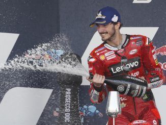 El piloto italiano Francesco Bagnaia (Ducati Lenovo Team) en el podio tras conseguir la victoria en el Gran Premio de España de Motociclismo de MotoGP. EFE/Jose Manuel Vidal