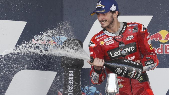 El piloto italiano Francesco Bagnaia (Ducati Lenovo Team) en el podio tras conseguir la victoria en el Gran Premio de España de Motociclismo de MotoGP. EFE/Jose Manuel Vidal
