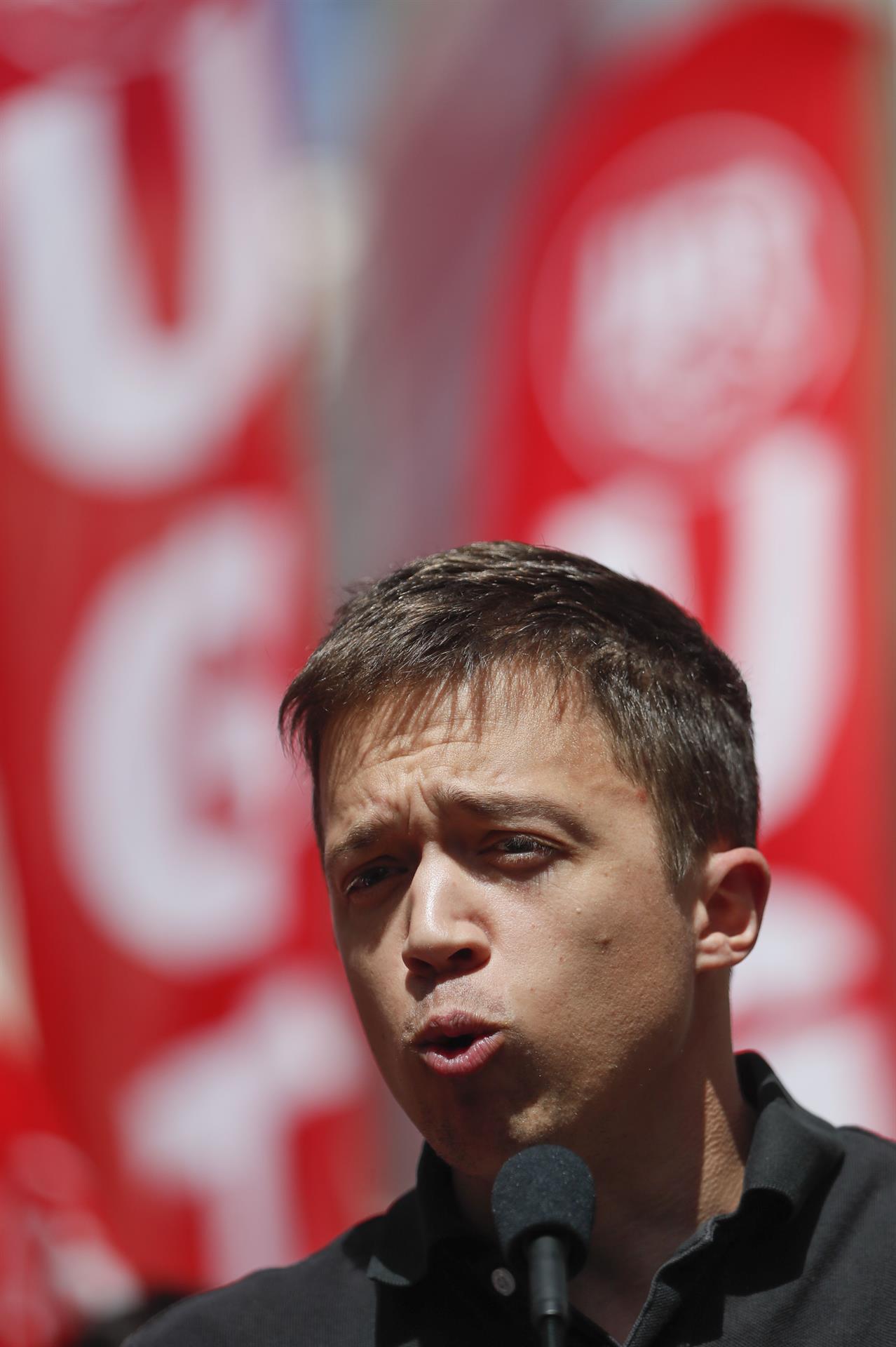 El líder de Más País, Íñigo Errejón, hace declaraciones antes de la manifestación del 1º de Mayo en la cabecera de la marcha, este domingo. EFE/Mariscal
