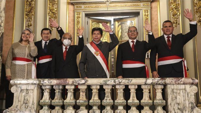 Fotografía cedida por la Presidencia del Perú que muestra al presidente peruano, Pedro Castillo (3d), junto al Primer Ministro Aníbal Torres (3i) y los nuevos ministros; Alessandra Gilda Herrera Jara (i), ministra de Energía y Minas; Juan Mauro Barranzuela Quiroga (2i), ministro de Transportes y Comunicaciones; Dimitri Nicolás Senmache Artola (2d), ministro del Interior y Javier Fernando Arce Alvarado (d), ministro de Desarrollo Agrario y Riego, luego de jurar a sus cargos, hoy, en Lima (Perú). EFE/ Presidencia Del Perú
