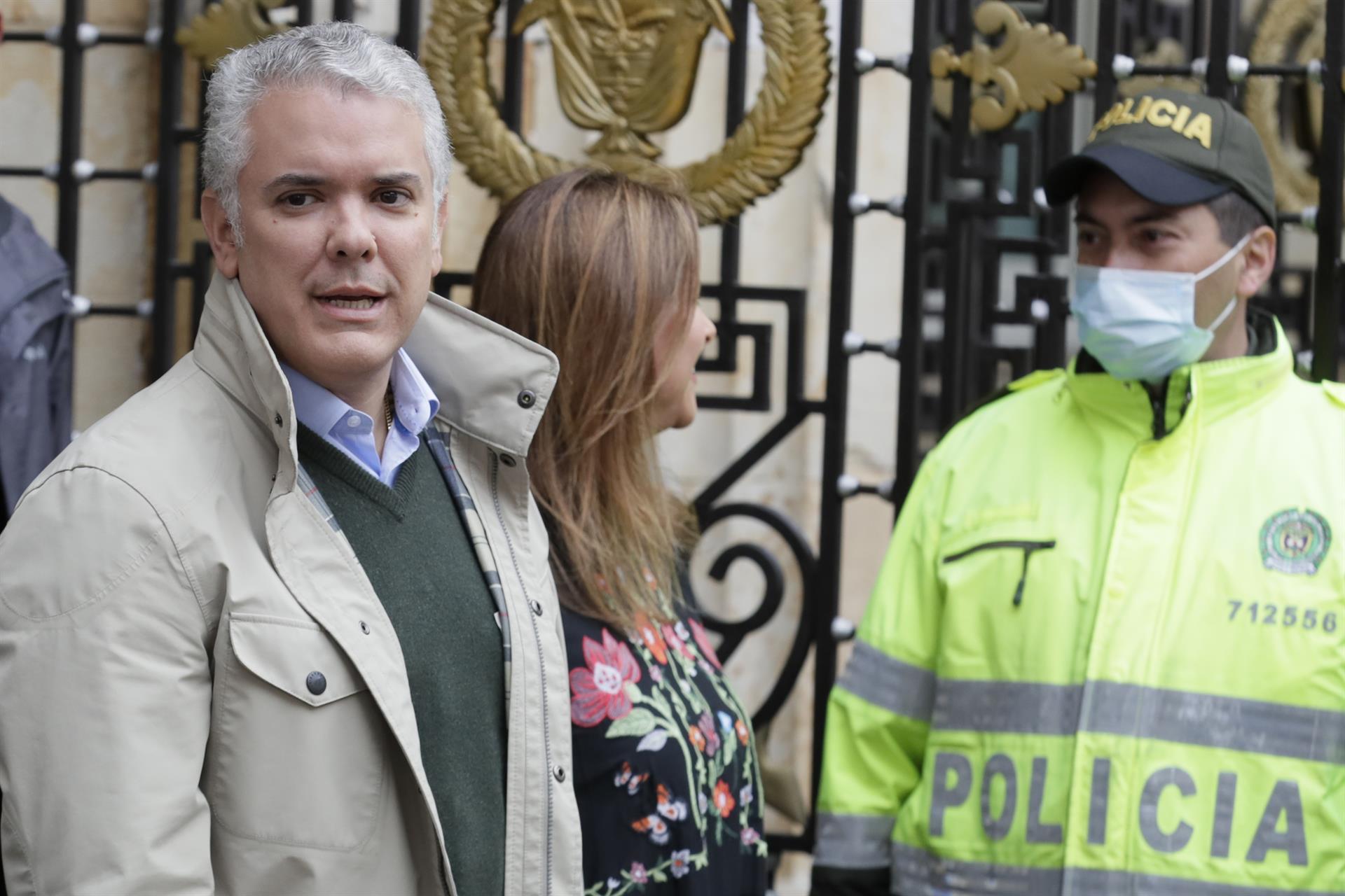 El presidente de Colombia, Iván Duque, llega a votar hoy, durante la jornada de elecciones para elegir presidente de Colombia para el periodo 2022-2026 en Bogotá (Colombia). EFE/Carlos Ortega
