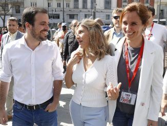 La vicepresidenta segunda y ministra de Trabajo y Economía Social, Yolanda Díaz (i), junto al ministro Alberto Garzón (i) y la líder de Más Madrid, Mónica García (d), antes de asistir a la manifestación. EFE/Juan Carlos Hidalgo