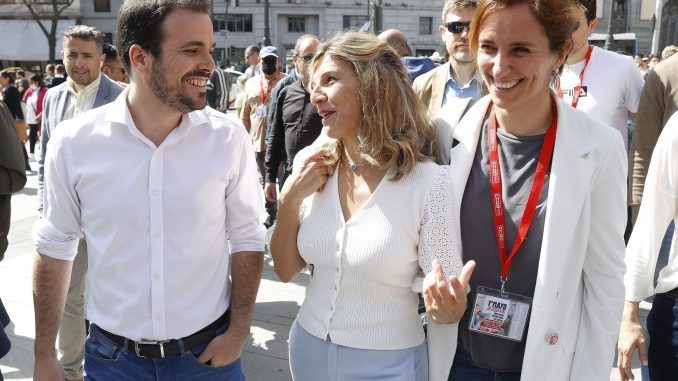 La vicepresidenta segunda y ministra de Trabajo y Economía Social, Yolanda Díaz (i), junto al ministro Alberto Garzón (i) y la líder de Más Madrid, Mónica García (d), antes de asistir a la manifestación. EFE/Juan Carlos Hidalgo
