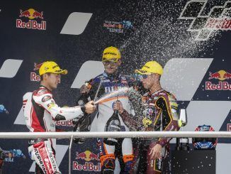 El japonés Ogura (i), ganador en Moto2 del Gran Premio de España, junto al español Canet (c), segundo, y al italiano Arbolino, tercero. EFE/José Manuel Vidal