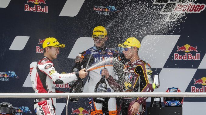 El japonés Ogura (i), ganador en Moto2 del Gran Premio de España, junto al español Canet (c), segundo, y al italiano Arbolino, tercero. EFE/José Manuel Vidal
