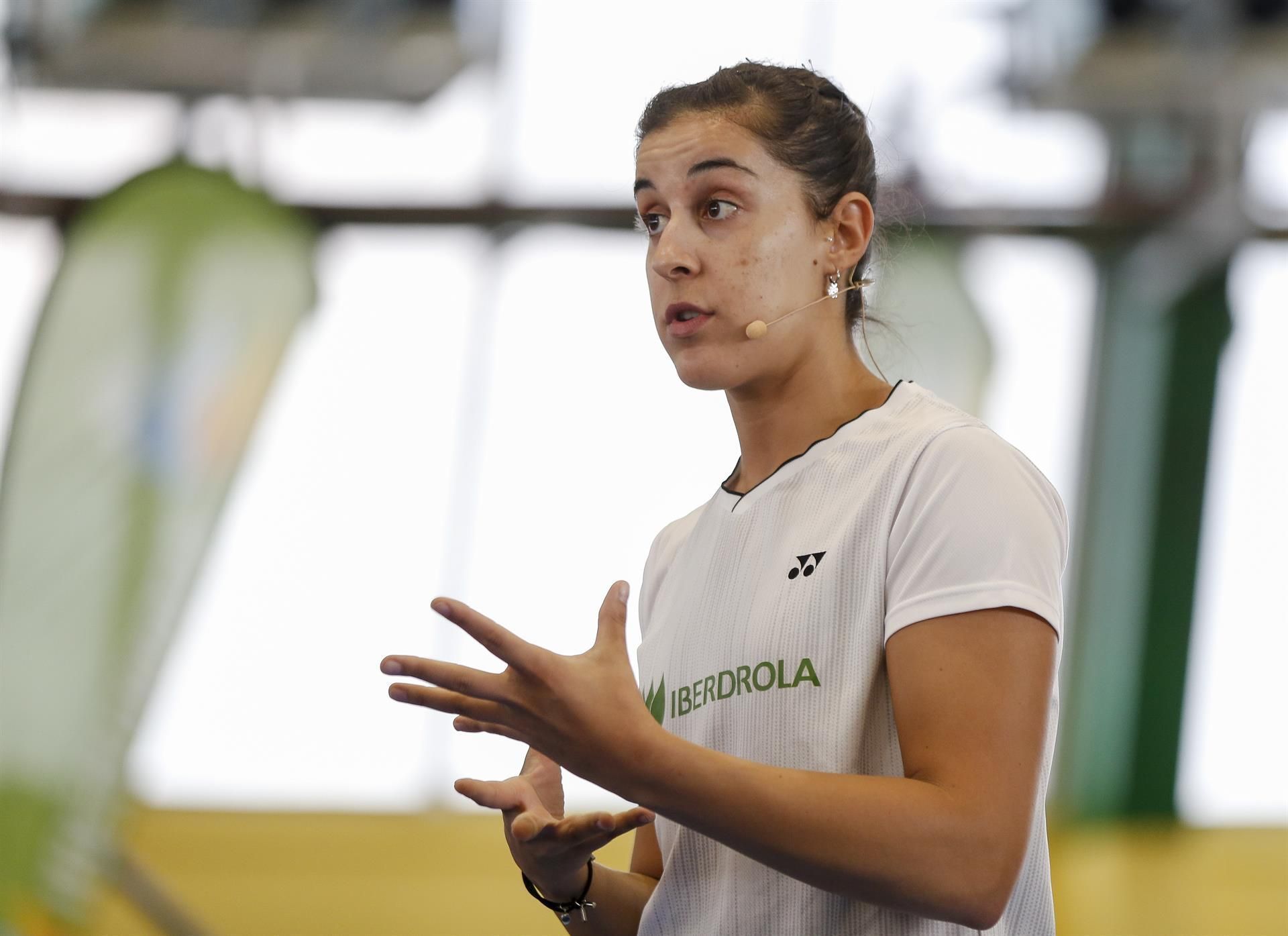 La campeona de Europa de bádminton, Carolina Marín, imparte este jueves una clase magistral a 120 alumnos de 1º y 3º de ESO del IES Carlos III y del IES Gómez Moreno en Madrid. EFE/Víctor Casado
