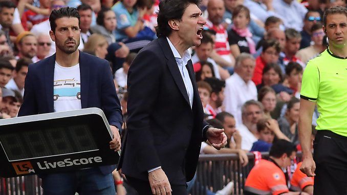 El entrenador del Granada, Aitor Karanka, durante el partido que su equipo empató a uno contra el Celta. EFE/Pepe Torres
