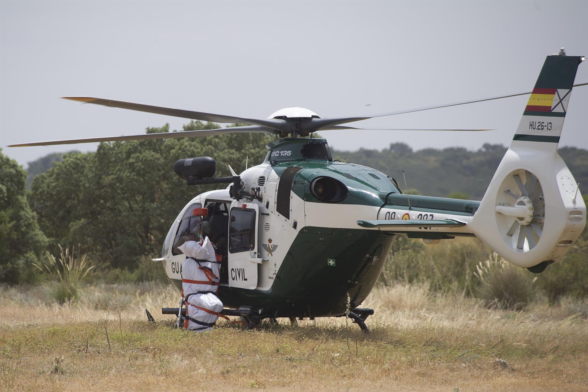 Un helicóptero transporta el cadáver del presunto asesino de la mujer de 48 años encontrada muerta ayer en un restaurante de Tomelloso, con heridas de arma blanca, que ha sido hallado muerto este lunes en el Embalse de Peñarrolla. EFE/Jesús Monroy
