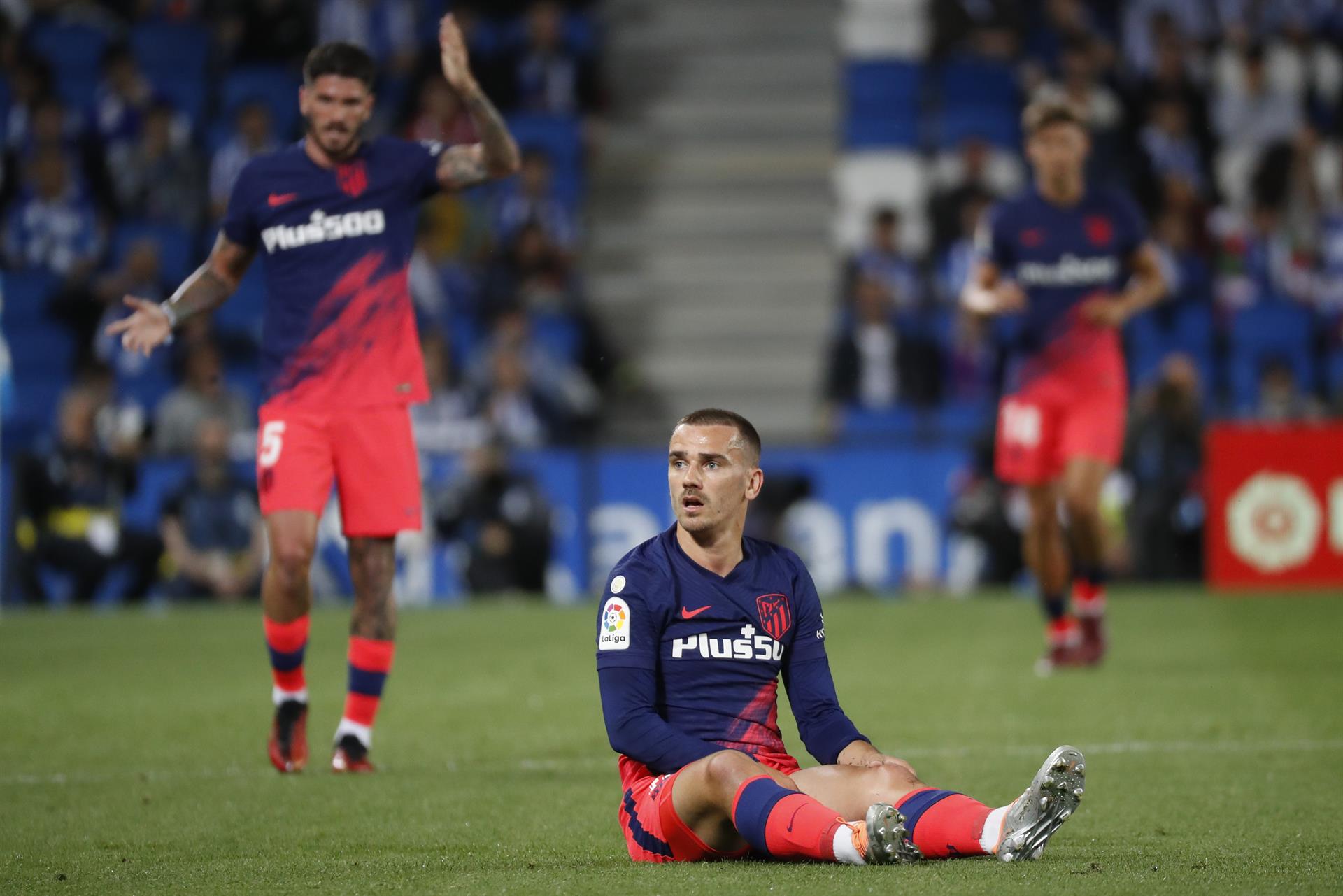 El delantero del Atlético de Madrid Antoine Grieamann (c), durante el partido de Liga en Primera Divisiónn el Reale Arena, en Sebastián. EFE/Juan Herrero
