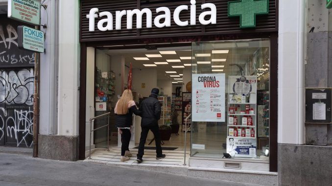 Varias personas hacen cola en una farmacia. EFE/Kiko Huesca/Archivo
