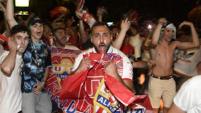 Aficionados del Almería celebran en la plaza de Las Velas de la ciudad el ascenso del equipo a Primera, tras el partido del pasado domingo. EFE/Carlos Barba
