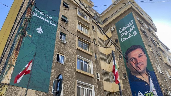 Carteles de campaña colocados sobre un edificio de Beirut el pasado 10 de mayo. EFE/Noemí Jabois
