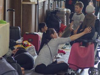 Medio millar de refugiados romaníes de Ucrania esperan en la Estación Central de trenes de Praga los trámites de visado, en una situación precaria donde faltan alimentos y bienes de higiene básicos. EFE/Gustavo Monge