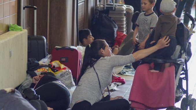 Medio millar de refugiados romaníes de Ucrania esperan en la Estación Central de trenes de Praga los trámites de visado, en una situación precaria donde faltan alimentos y bienes de higiene básicos. EFE/Gustavo Monge
