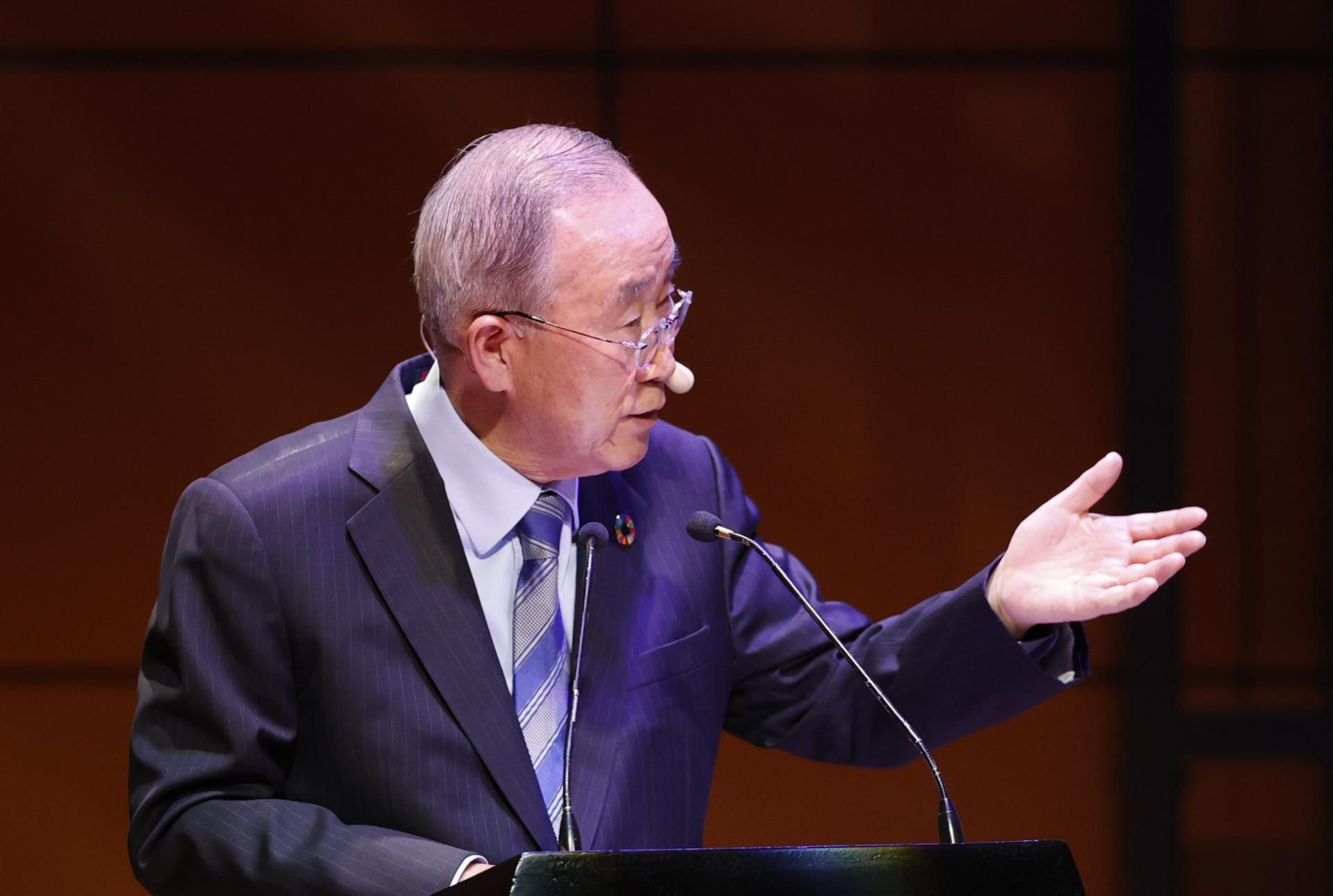 El ex secretario general de la ONU Ban Ki-moon habla durante un conversatorio académico hoy, en la Universidad de Los Andes, en Bogotá (Colombia). EFE/ Mauricio Dueñas Castaeda
