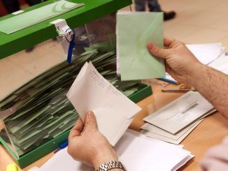 Un miembro de una mesa electoral comprueba los votos por correo. EFE/Archivo