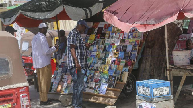 Imagen de este jueves de la vida cotidiana en Mogadiscio, la capital de Somalia, antes de las esperadas elecciones presidenciales. EFE/EPA/SAID YUSUF WARSAME
