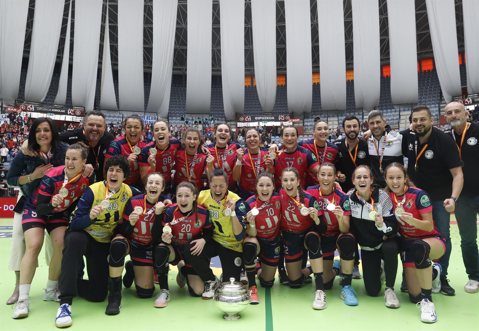 Las jugadoras del Málaga celebran su victoria en la final de la Copa de la Reina de balonmano entre el Costa Sol Málaga y el Atlético Guardés, este domingo en la plaza de toros de Illumbe en San Sebastián. EFE/Javier Etxezarreta
