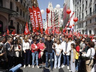 El líder de Más País, Íñigo Errejón, asiste a la manifestación del 1º de Mayo en la cabecera de la marcha, este domingo. EFE/Juan Carlos Hidalgo