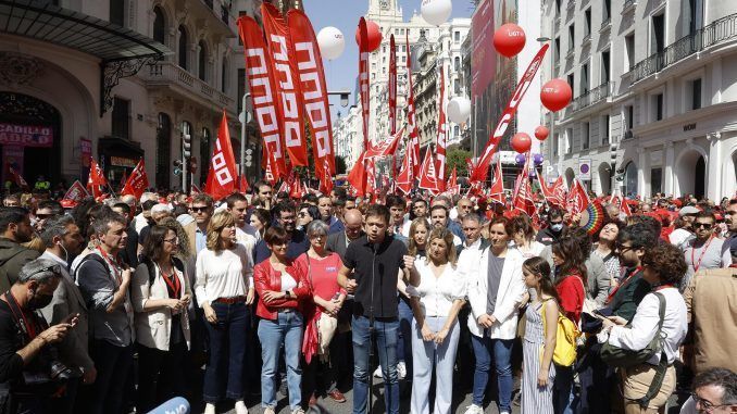 El líder de Más País, Íñigo Errejón, asiste a la manifestación del 1º de Mayo en la cabecera de la marcha, este domingo. EFE/Juan Carlos Hidalgo
