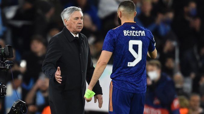 El entenador del Real Madrid, Carlo Angelotti, saluda a Karim Benzema (R) al final del partido contra el Manchester City el pasado martes. EFE/EPA/PETER POWELL
