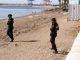 Dos agentes de la Policía Nacional en una playa de Málaga. EFE/Archivo