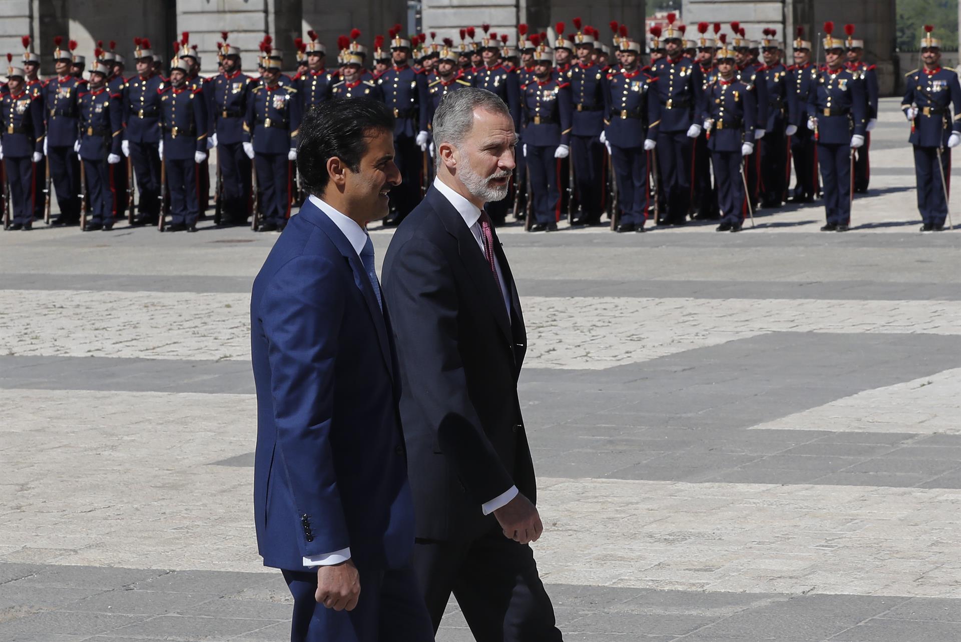 El rey Felipe recibe al emir de Catar, el jeque Tamim Bin Hamad Al Thani (i), y a su esposa, Jawaher Bint Hamad Bin Suhaim Al Thani, a quienes ha recibido con honores militares este martes en el Palacio Real con motivo de su visita de Estado a España. EFE/Chema Moya
