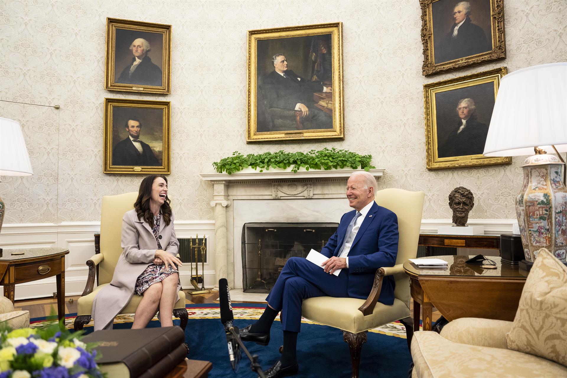 El presidente de los Estados Unidos, Joe Biden (d), se reúne con Jacinda Ardern (i) primera ministra de Nueva Zelanda, en la Oficina Oval de la Casa Blanca en Washington. EFE/EPA/DOUG MILLS / POOL
