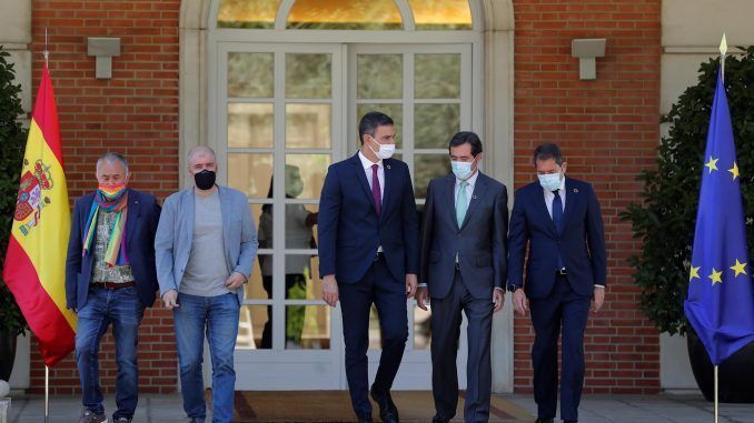 El presidente del Gobierno, Pedro Sánchez (c) junto a los presidentes de CEOE, Antonio Garamendi (2d) y la Cepyme, Gerardo Cuerva (d) y los secretarios generales de UGT, Pepe Álvarez (i) y CCOO, Unai Sordo posan para la foto de familia tras la firma del ""Acuerdo por la reactivación económica y el empleo"" en el palacio de la Moncloa, en una fotografía de archivo. EFE/Chema Moya
