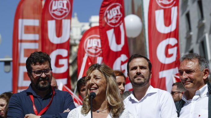 La vicepresidenta segunda y ministra de Trabajo y Economía Social, Yolanda Díaz, atiende a los medios de comunicación antes de asistir a la manifestación del 1º de Mayo en la cabecera de la marcha, este domingo. EFE/Mariscal
