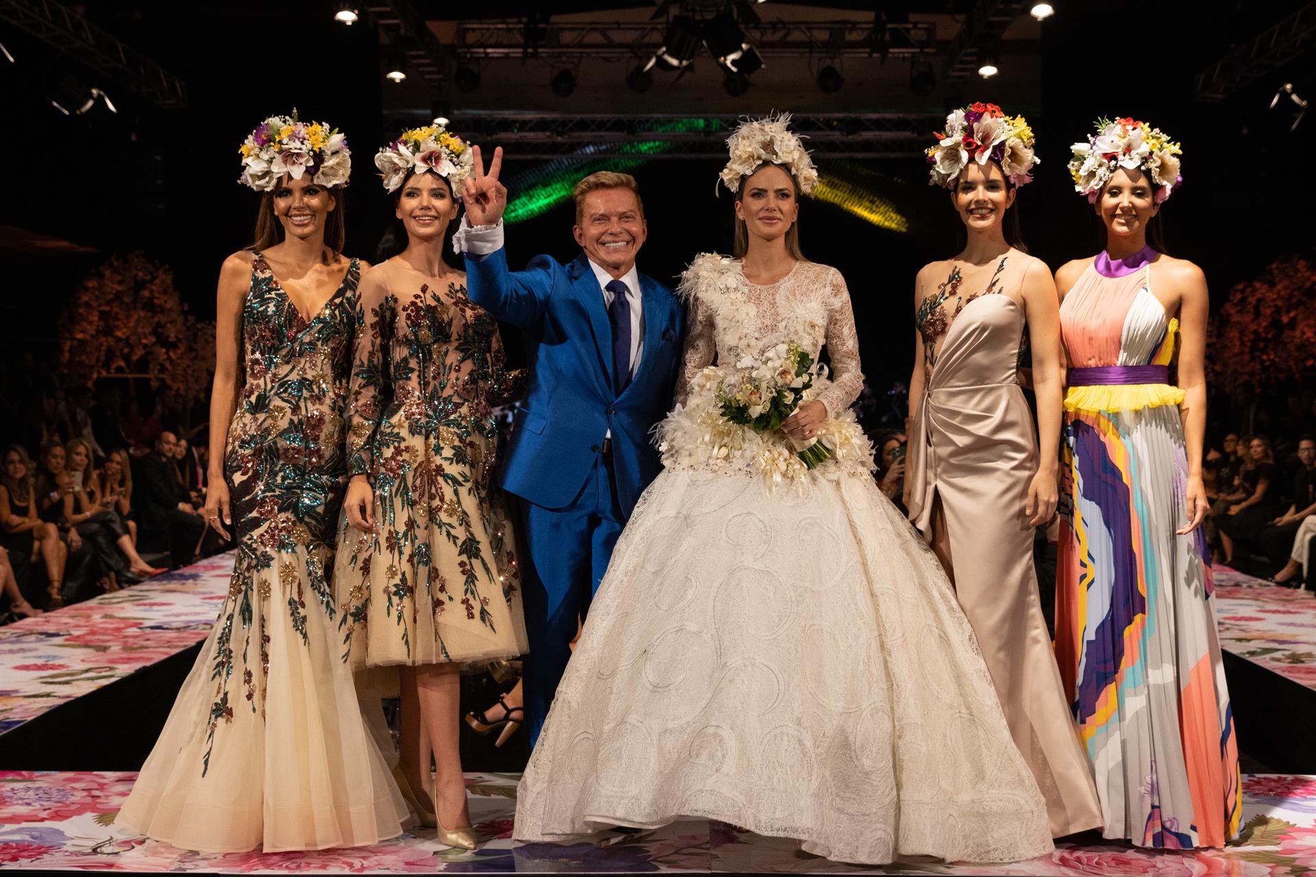 El diseñador venezolano Giovanni Scutaro posa junto a modelos durante la presentación de la colección "Canto a Caracas", el 24 de mayo de 2022, en Caracas (Venezuela). EFE/ Ronald Peña
