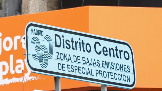 Señal informativa de zona de bajas emisiones en el centro de Madrid, en una imagen de archivo. EFE/ Victor Casado