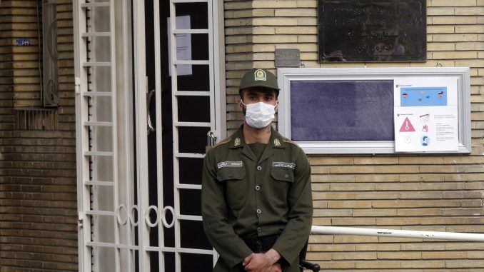 Un policía iraní hace guardia ante la embajada de Suecia en Teherán. EFE/EPA/ABEDIN TAHERKENAREH
