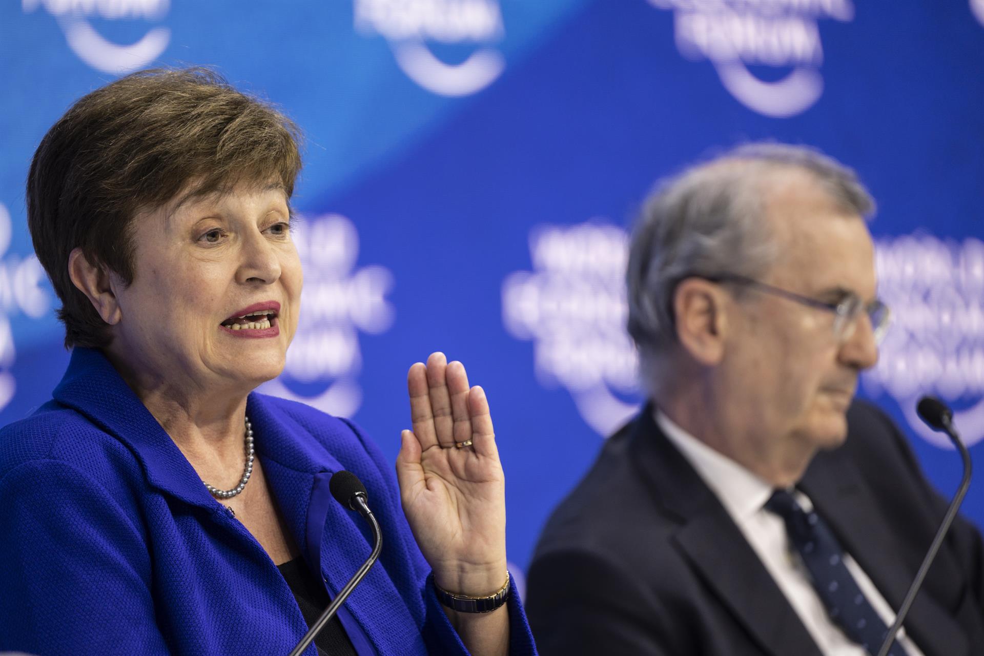 Kristalina Georgieva (i), Directora Gerente del Fondo Monetario Internacional (FMI) junto a Francois Villeroy de Galhau, Gobernador del Banco Central de Francia, en Davos, Suiza. EFE/EPA/LAURENT GILLIERON
