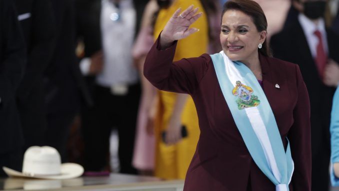 Fotografía de archivo fechada el 27 de enero de 2022 de la presidenta de Honduras, Xiomara Castro, durante el acto de posesión en su mandato, en el Estadio Nacional Tiburcio Varias Andino, en Tegucigalpa (Honduras). EFE/ Bienvenido Velasco
