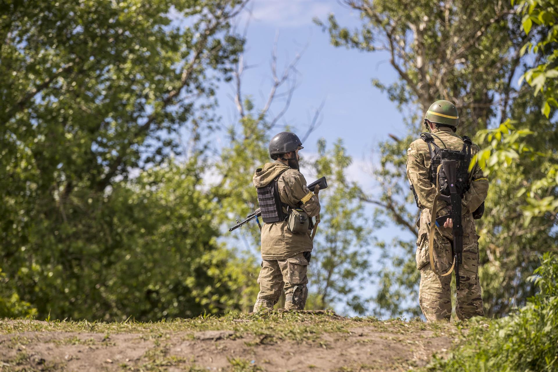 Tras más de tres meses de guerra, soldados ucranianos en el frente de guerra cerca de Járkov temen que la invasión rusa va para largo, por lo que tendrán que seguir luchando en zonas como esta en el este de Ucrania para que Rusia no recupere territorio que han liberado. EFE/Esteban Biba
