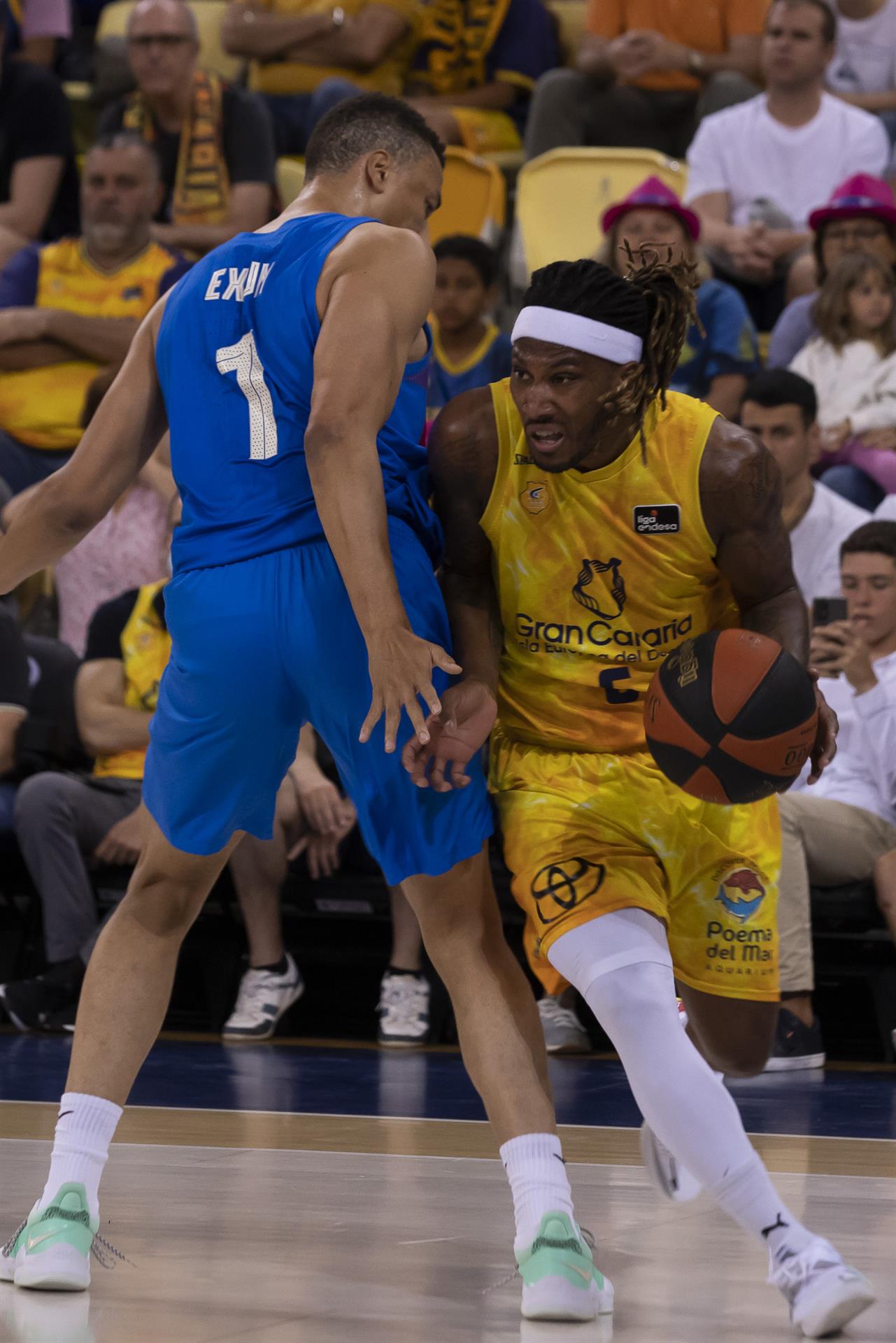 LAS PALMAS DE GRAN CANARIA, 29/05/2022.- El escolta francés del Gran Canaria Andrew Albicy, y el base australiano del Barça Dante Exum, en el segundo partido de la eliminatoria de cuartos de final de la Liga Endesa, este domingo en el Gran Canaria Arena. EFE/Quique Curbelo
