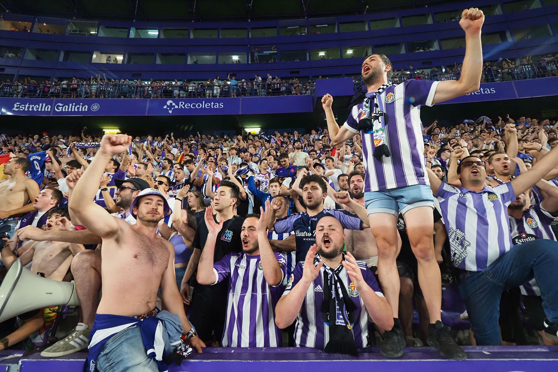 Aficionados del Real Valladolid celebran el ascenso a Primera División tras vencer a la S.D. Huesca en el encuentro que han disputado hoy Domingo en el estadio José Zorrilla, en Valladolid. EFE / R. García.
