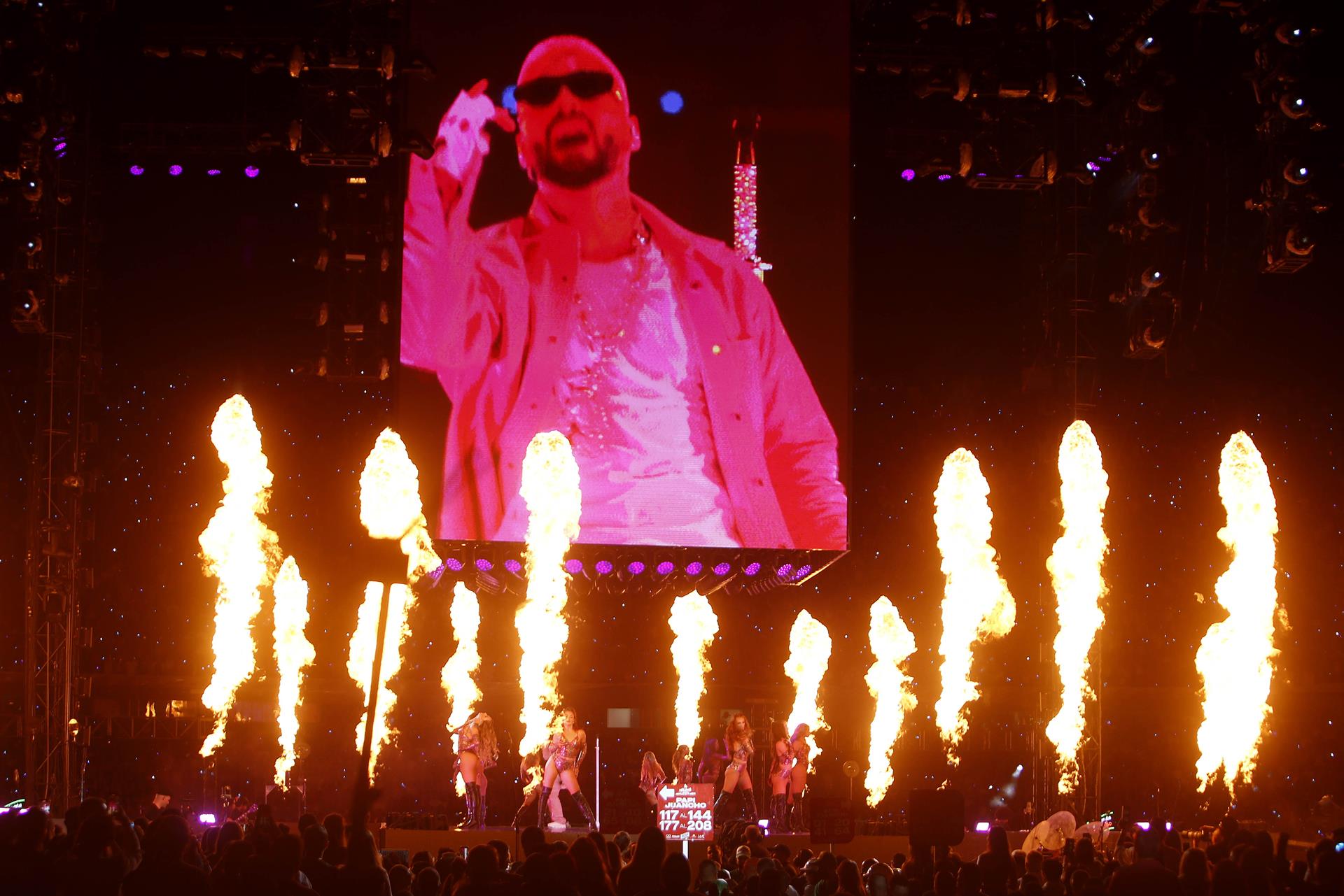 El cantante colombiano Maluma canta hoy durante su concierto "Medallo en el mapa" en Medellín (Colombia). EFE/Luis Eduardo Noriega A.
