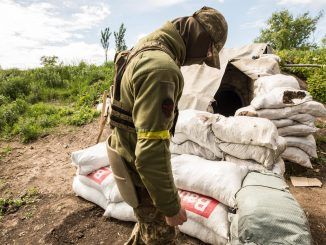 "Casper" habla de su experiencia en la guerra contra Rusia, en Járkov, Ucrania. EFE/Esteban Biba