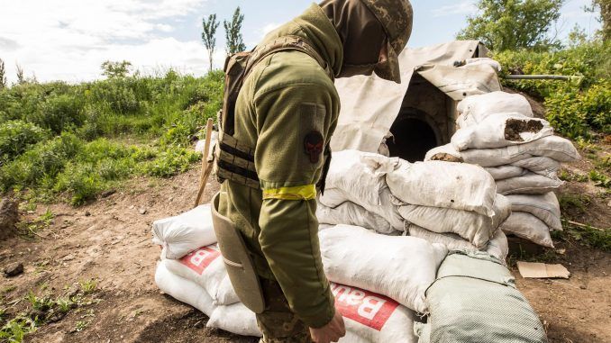 "Casper" habla de su experiencia en la guerra contra Rusia, en Járkov, Ucrania. EFE/Esteban Biba
