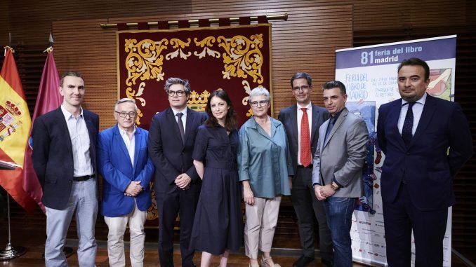 La delegada de Cultura, Turismo y Deporte del Ayuntamiento de Madrid, Andrea Levy (c-i) y la directora de la feria del Libro, Eva Orúe (c-d) durante la presentación este jueves de la 81 Feria del Libro de Madrid, que se celebrará en el parque del Retiro del 27 de mayo al 22 de junio. EFE/Luca Piergiovanni
