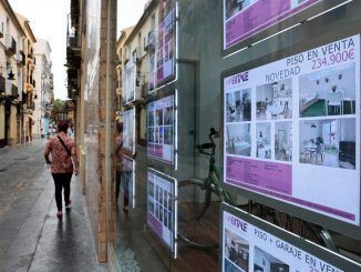 Una persona pasa ante el escaparate de una agencia inmobiliaria, en una fotografía de archivo. EFE/Biel Aliño