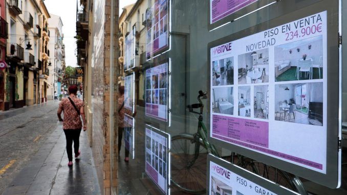 Una persona pasa ante el escaparate de una agencia inmobiliaria, en una fotografía de archivo. EFE/Biel Aliño
